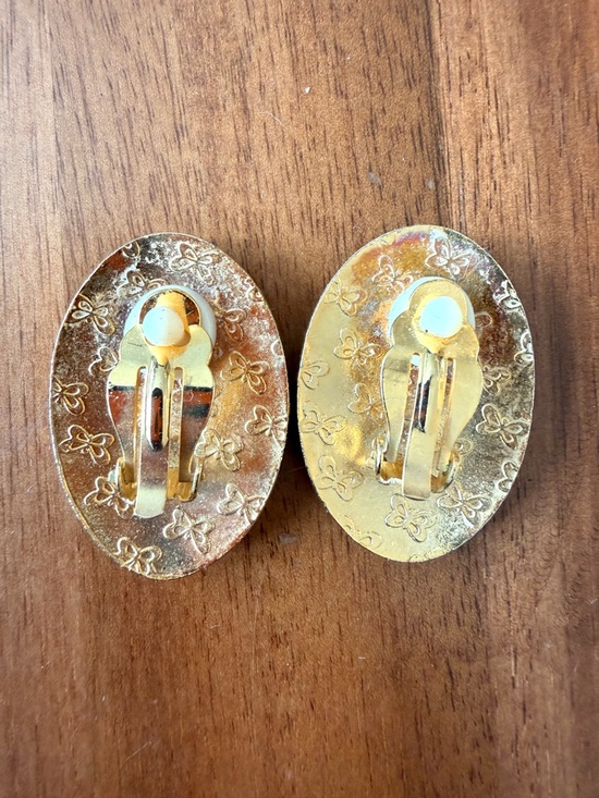 White Cat Cloisonne Clip on Earrings - Picture 5 of 5